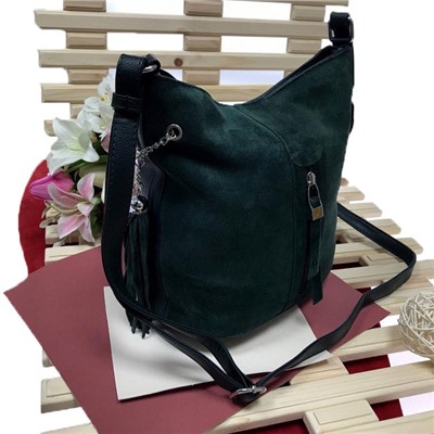 Стильная сумка Mondiale с ремнем через плечо из натуральной замши и эко-кожи цвета зелёного опала.