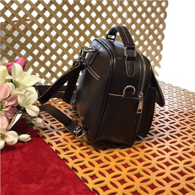 Современный сумка-рюкзачок Teo из качественной натуральной кожи шоколадного цвета.