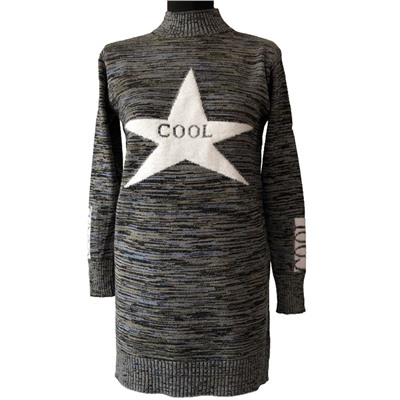Размер единый 42-46. Теплый женский свитер-туника Star_Dust цвета темный графит с нашивкой "звезда".