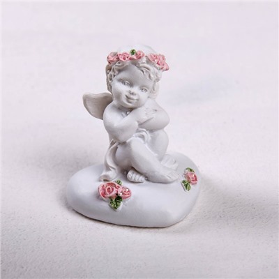 Сувенир полистоун "Ангелок сидит на сердце" в венке из роз, МИКС, 3,5х3х4 см