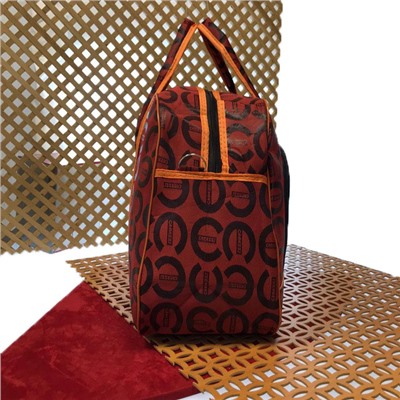Дорожная сумка Blezer красного цвета с рисунком абстракцией.