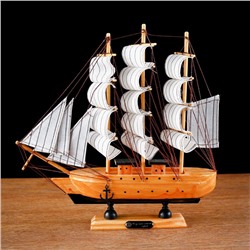 Корабль сувенирный средний «Глиндер», борт светлое дерево, паруса белые, 30х7х30 см