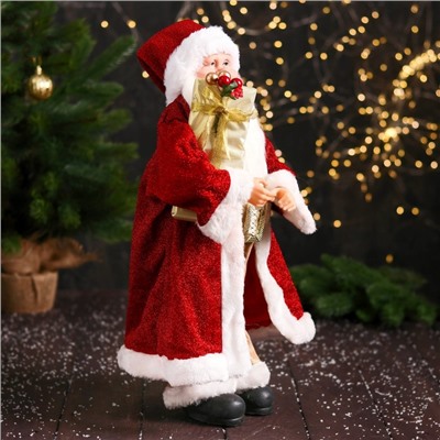 Дед Мороз "В колпачке, подарком и ягодами" 46 см, красный