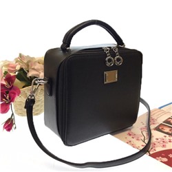 Изящная сумочка-коробочка Blumarin с ремнем через плечо из матовой эко-кожи чёрного цвета.