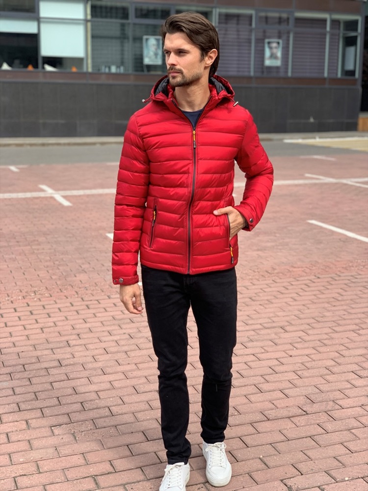 Мужчина в красной куртке