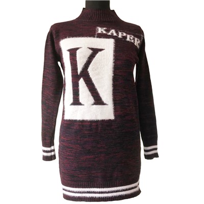 Размер единый 42-46. Удлиненный свитер Bizarre темно-сливового цвета c контрастными нитями и нашивкой.