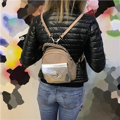 Модная сумка-рюкзак Weekend из дорогой мелкозернистой натуральной кожи цвета кофе с молоком.