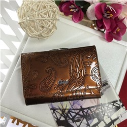Элегантный кошелек Cossni&Co из натуральной лаковой кожи кофейного цвета.