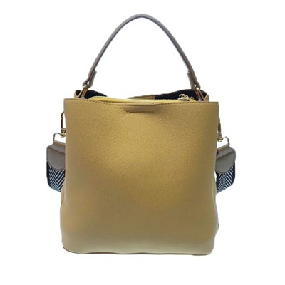 Классическая сумочка Omnia_Gold с широким ремнем через плечо из матовой эко-кожи дынного цвета. (белый фон)