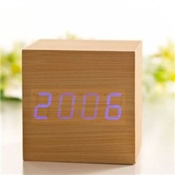 Часы-будильник Куб деревянные цвет светлый бамбук синие цифры