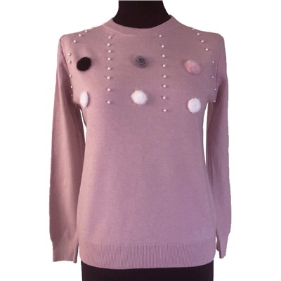 Размер единый 42-46. Шикарный свитер Daily пудрового цвета с бусинами под жемчуг и украшениями из натурального меха.