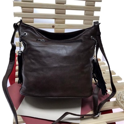 Стильная сумка Mondiale с ремнем через плечо из натуральной замши и эко-кожи кофейного цвета.