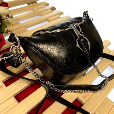 Миниатюрная сумочка Saboe из зеркальной кожи через плечо чёрного цвета.