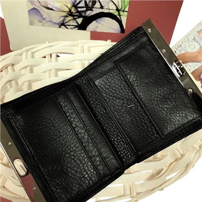 Стильный кошелек Sou из натуральной кожи чёрного цвета.