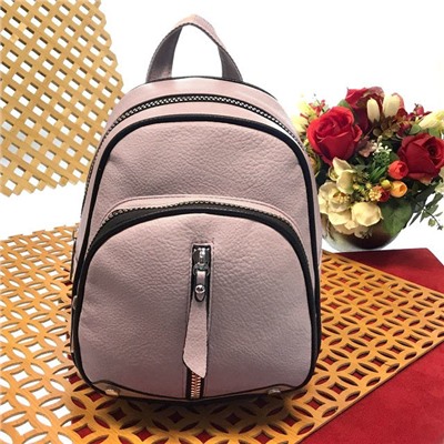 Модный рюкзачок Sapfir из прочной эко-кожи с массивной фурнитурой нежно-пурпурного цвета.