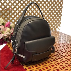 Миниатюрный сумка-рюкзачок Toffy из качественной натуральной кожи графитового цвета.
