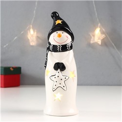 Сувенир керамика свет "Снеговик, чёрная шапка и шарф, с звёздочкой" 17,8х6х6 см