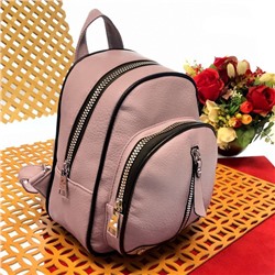 Модный рюкзачок Sapfir из прочной эко-кожи с массивной фурнитурой нежно-пурпурного цвета.