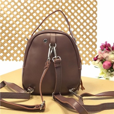 Миниатюрный сумка-рюкзачок Zain из качественной натуральной кожи пудрового цвета.