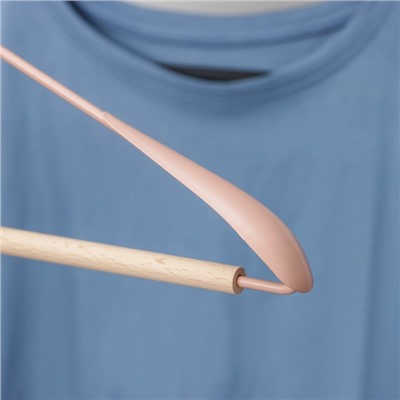 Вешалка для одежды с усиленными плечиками SAVANNA Wood, 42×22×3,2 см, цвет розовый
