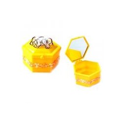 Шкатулка Шестигранная с зеркалом Цветок с жемчугом желтая 8,2х8,1х6,5см пластик SH