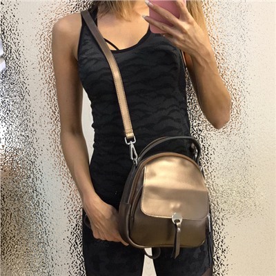 Миниатюрный сумка-рюкзачок Zain из качественной натуральной кожи бронзового цвета.