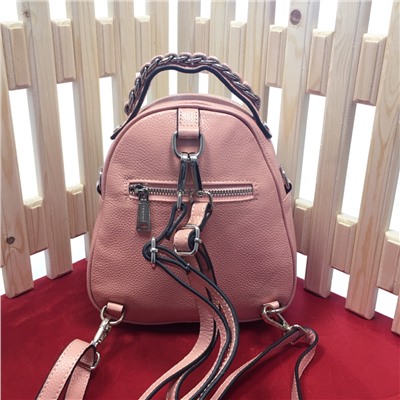 Модная сумка-рюкзак Weekend из дорогой мелкозернистой натуральной кожи нежно-розового цвета.