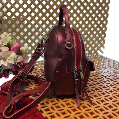 Миниатюрный сумка-рюкзачок Toffy из качественной натуральной кожи цвета перламутровой вишни.