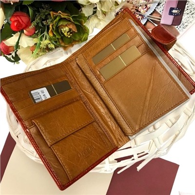 Шикарный кошелёк-портмоне Dream из натуральной кожи огненно-рыжего цвета.