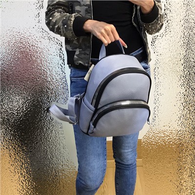 Модный рюкзачок Evelin из прочной эко-кожи с массивной фурнитурой цвета голубой туман.
