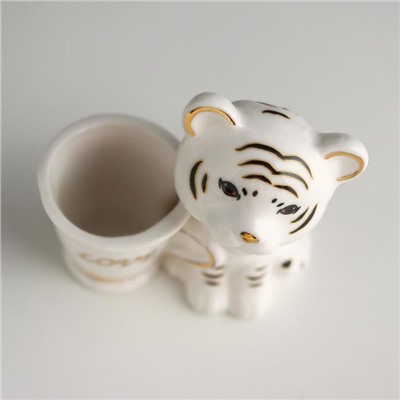 Сувенир керамика подставка д/зубочисток "Белый тигрёнок с кружкой" с золотом 7х7х3,8 см