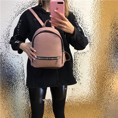 Модный рюкзачок Aiman из прочной эко-кожи с массивной фурнитурой пудрового цвета.