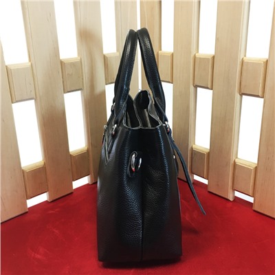 Дизайнерская сумка Various через плечо из матовой мелкозернистой кожи черного цвета.