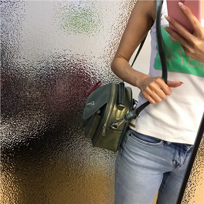 Современный сумка-рюкзачок Teo из качественной натуральной кожи золотистого цвета.