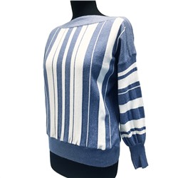 Размер единый 42-46. Модельный женский джемпер Warm_Rain с блестящей нитью цвета голубой джинс с белыми полосками.