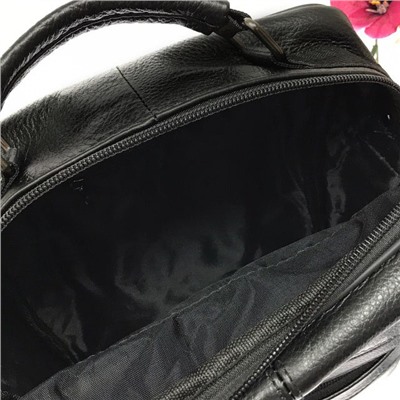 Мужская сумка Gliusse формата А5 из мягкой натуральной кожи с ремнем через плечо чёрного цвета.
