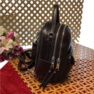 Миниатюрный сумка-рюкзачок Toffy из качественной натуральной кожи кофейного цвета.