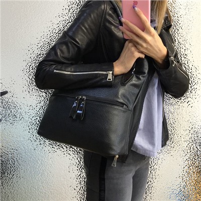 Классическая сумочка Eiva из эко-кожи чёрного цвета.
