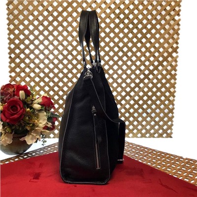 Вместительная сумка Inter_Suare формата А4 из натуральной замши и натуральной кожи черного цвета.