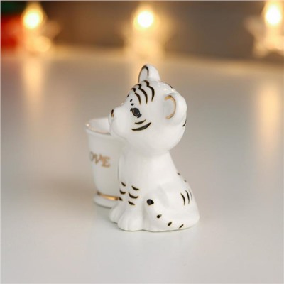 Сувенир керамика подставка д/зубочисток "Белый тигрёнок с кружкой" с золотом 7х7х3,8 см